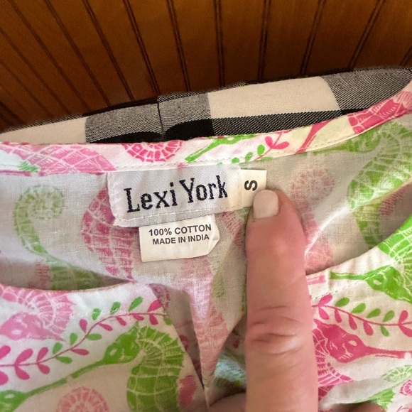 Lexi York Ladies Size Small beach coverup. Pink and Green Seahorses. - Picture 3 of 3